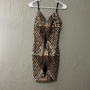 Vestido corto color negro con dorado